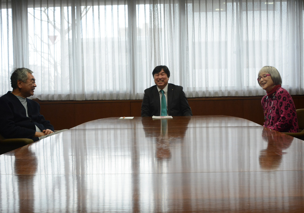 写真：隈研吾さん、角野栄子先生と斉藤区長2