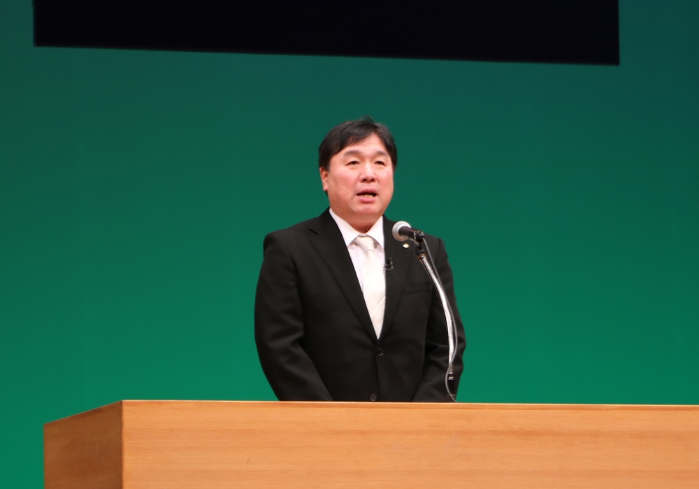 写真：壇上で挨拶をする斉藤区長