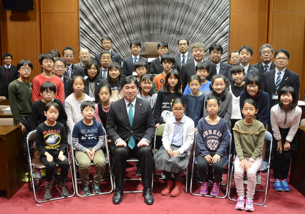 写真：小学生議員の皆さんと記念撮影