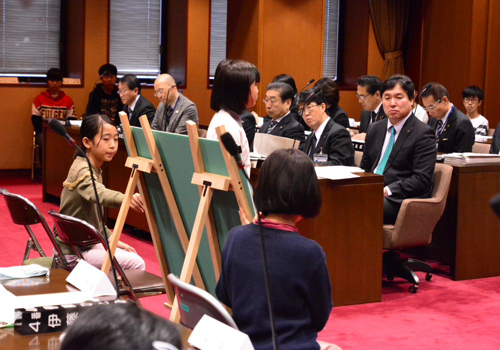 写真：子ども議会の様子