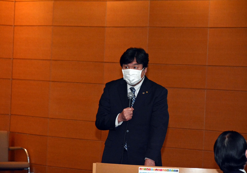 写真：「世界連邦日本国会委員会」で話す斉藤区長