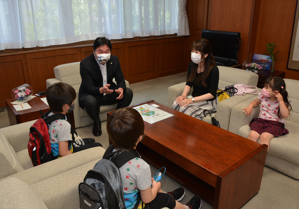 写真：「江戸ッキー」作者ご家族からお話を伺う斉藤区長