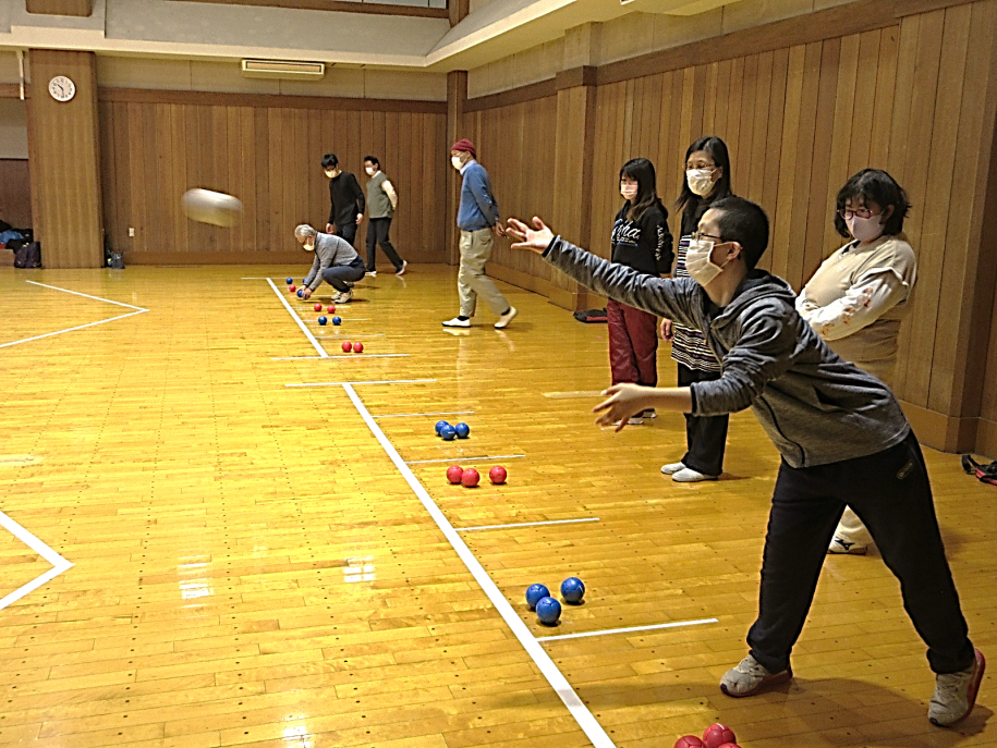試合開始時、ジャックボールをコート内に投げる参加者