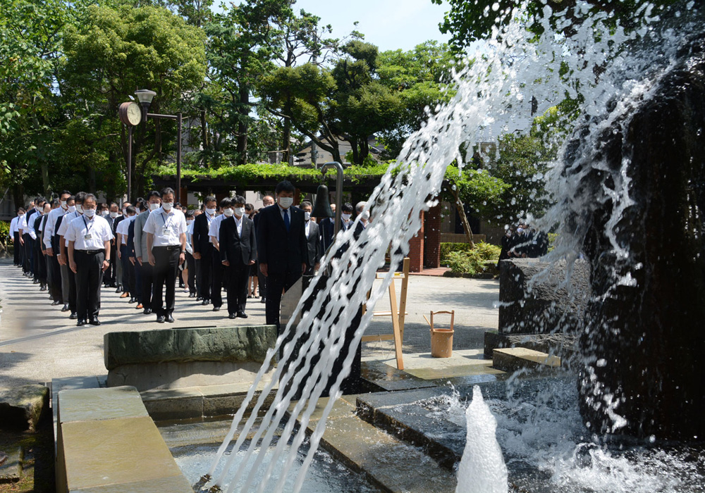 写真：区幹部職員の黙とうの様子