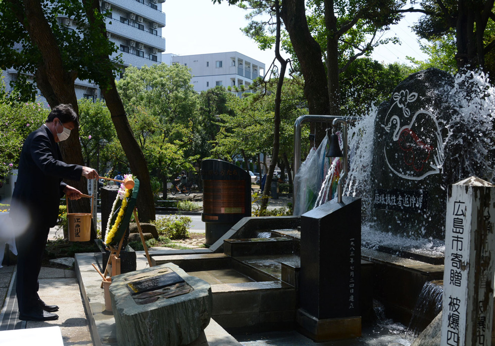 写真：斉藤区長参拝の様子