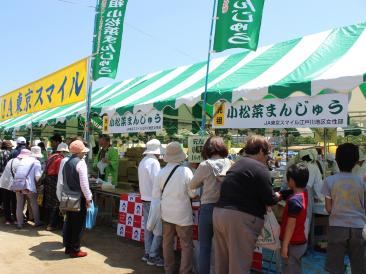 元祖　小松菜まんじゅうを購入する人々