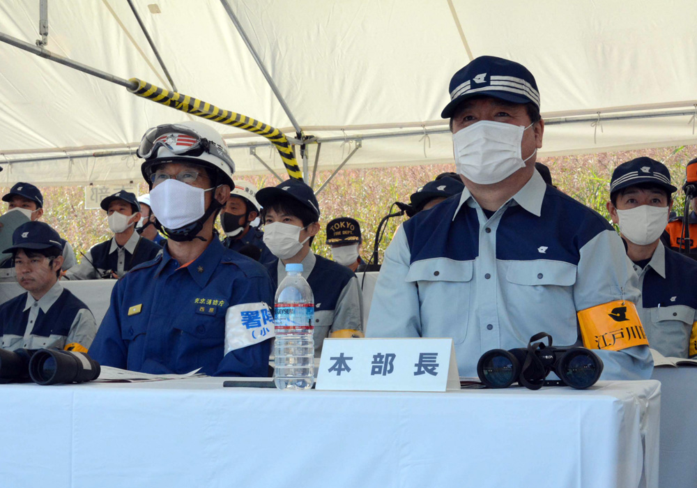 写真：訓練の様子を見守る斉藤区長