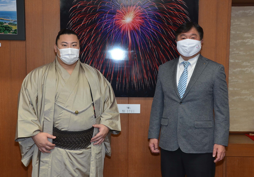 写真：翔猿関（左）と斉藤区長（右）