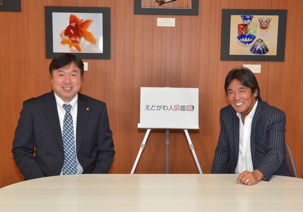 写真：松崎しげるさん（右）と斉藤区長（左）