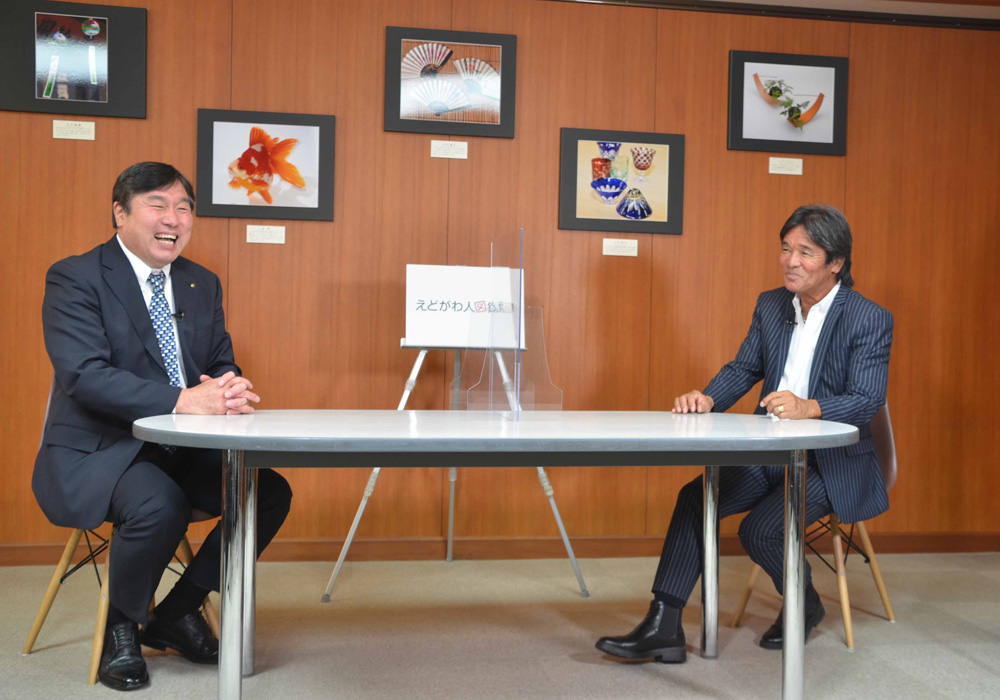 写真：談笑する松崎さんと斉藤区長