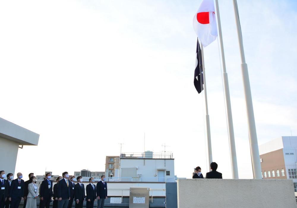 写真：国旗と区旗掲揚の様子