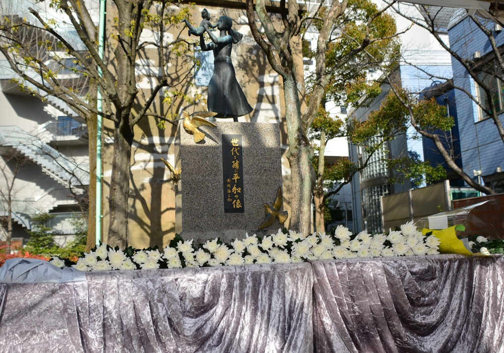 写真：小松川さくら公園に建つ「世代を結ぶ平和の像」