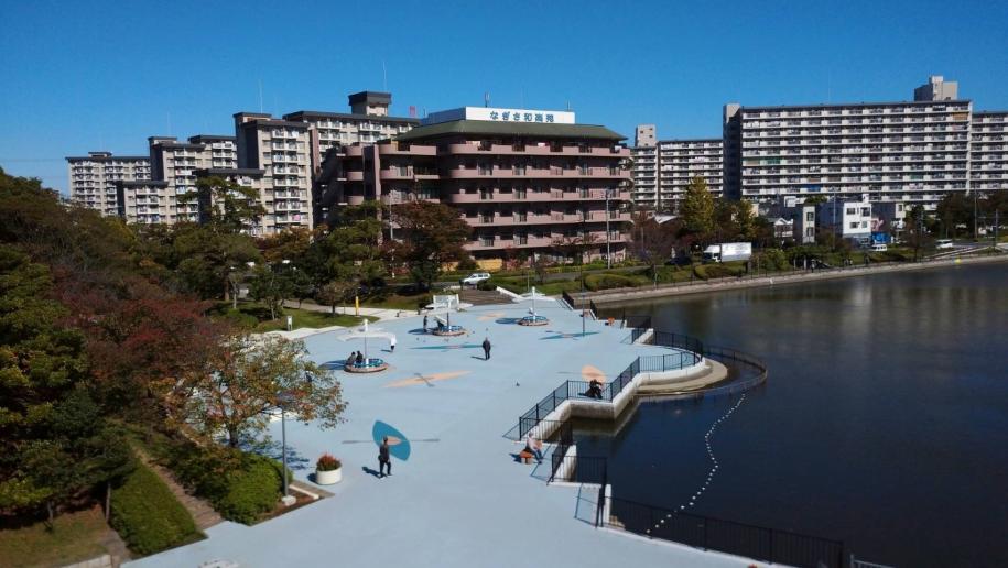 新左近川親水公園広場の全景写真