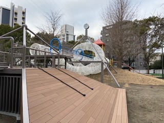 宇喜田さくら公園複合遊具の近景写真