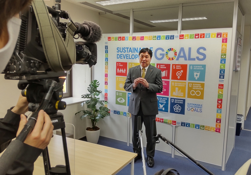 写真：「SDGs推進センター」について話す斉藤区長