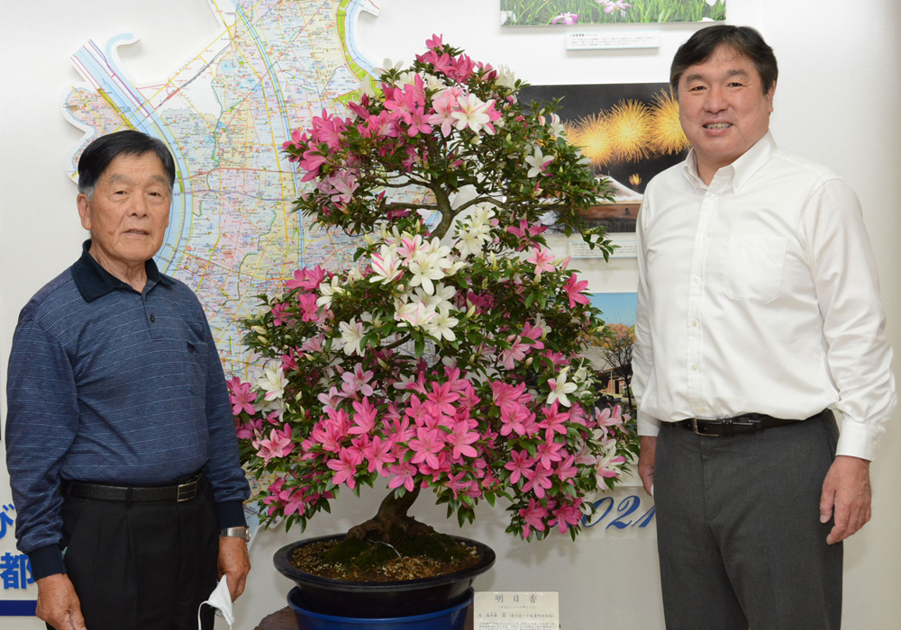 写真：海老根衛さん（左）と斉藤区長（右）