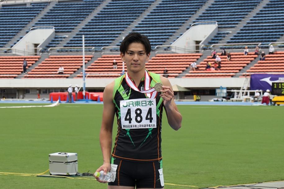 メダルを手にする安田選手