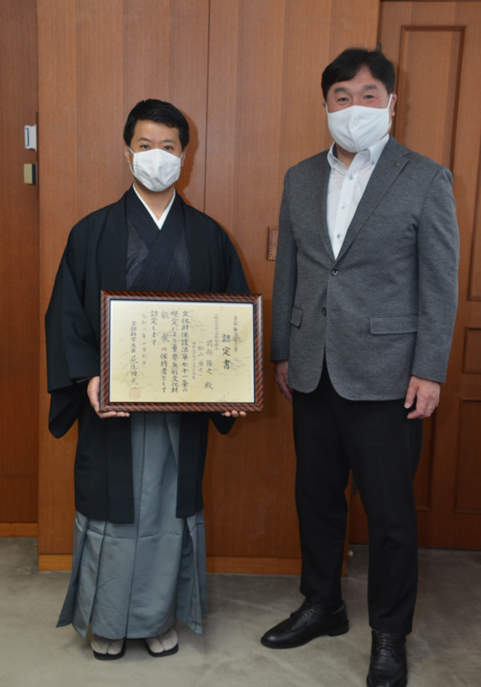 写真：能楽師松山隆之さん（左）と斉藤区長（右）