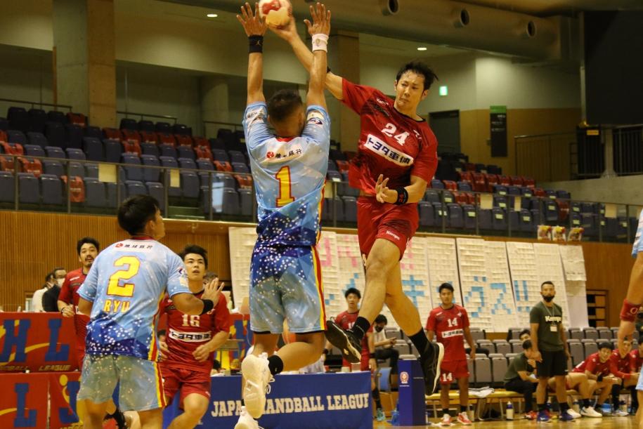 北詰選手が相手選手越しのシュート