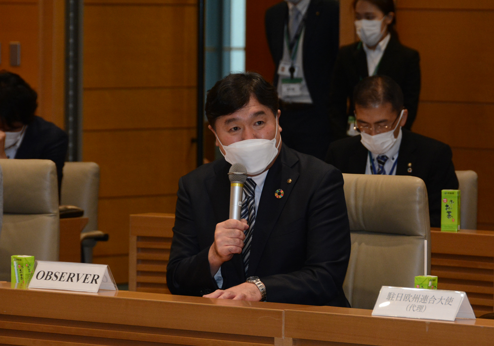 写真：世界連邦日本国会委員会で発言する斉藤区長