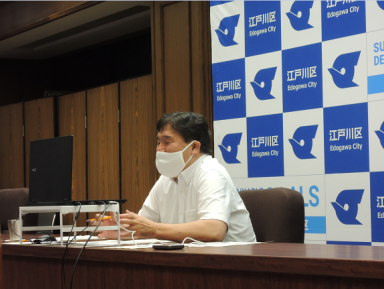 対話型ミーティングに参加する斉藤区長