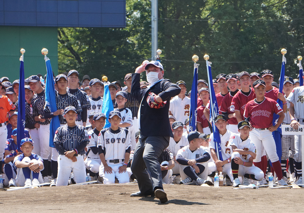 写真：斉藤区長による始球式
