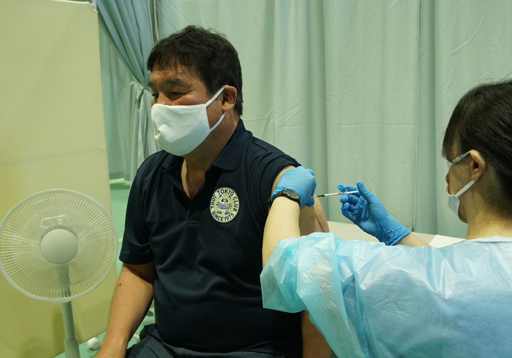 写真：接種を受ける斉藤区長