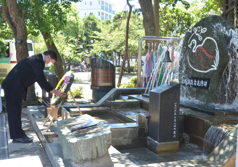 写真：花輪を供える斉藤区長