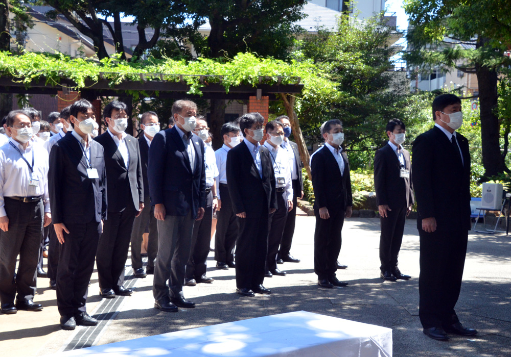 写真：斉藤区長と区幹部職員の参拝の様子