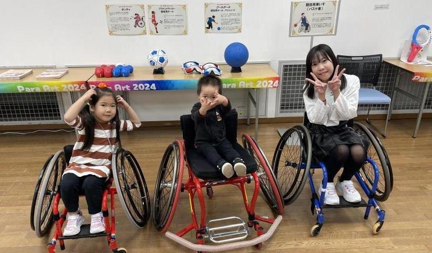 パラスポーツ体験をする来場者