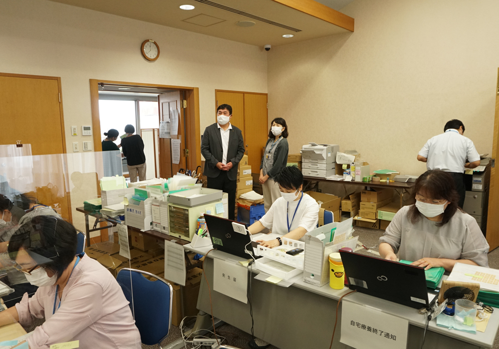 写真：人員を増やして対応中の保健所業務