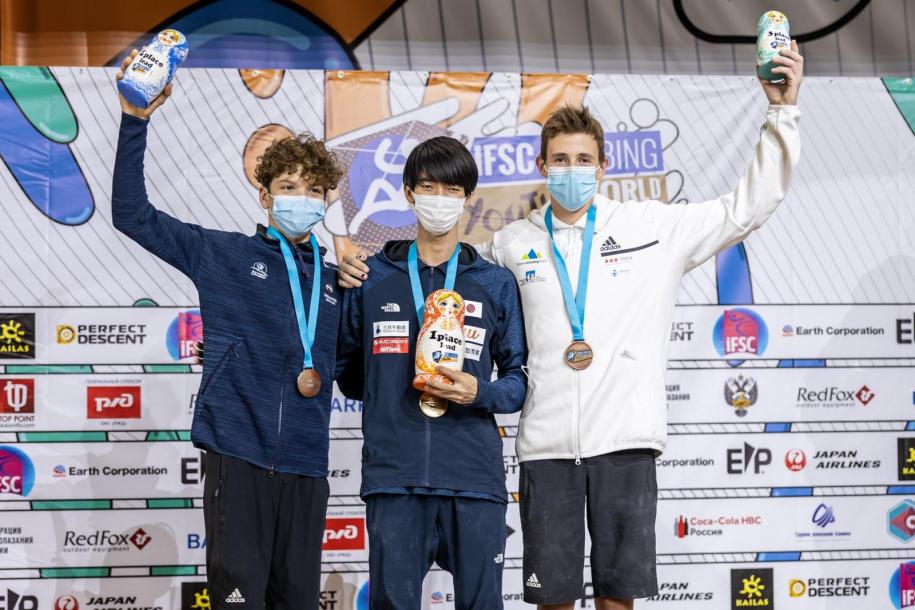 世界ユース2021リードで優勝の表彰を受ける上村選手