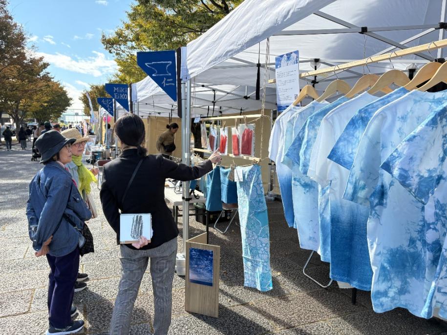 天然の染料を用いた「藍染」で染められたTシャツ