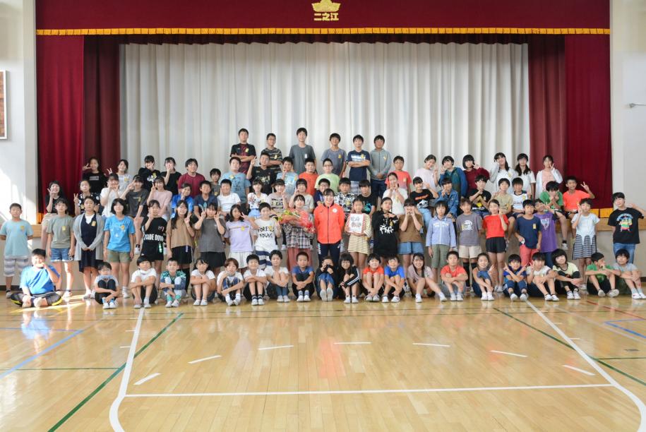集合写真：母校二之江小学校の児童と辻内選手
