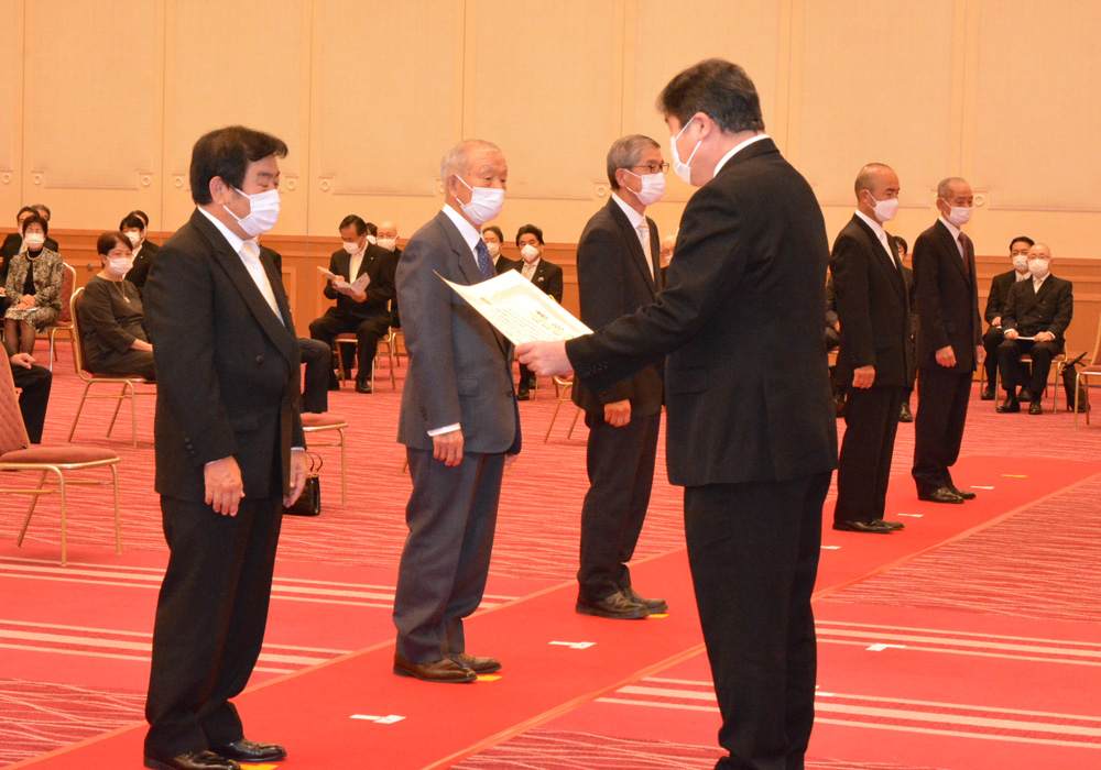 写真：受賞者へ賞状を授与する斉藤区長