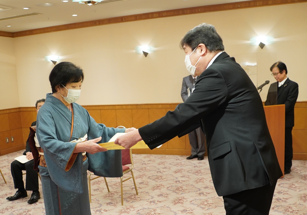 写真：木目込人形作家の八角仁代さんに賞状を授与する斉藤区長