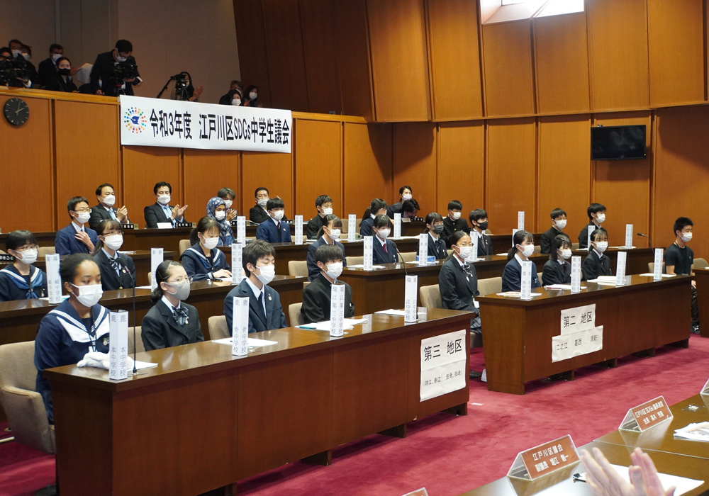 写真：中学生議員たちが並ぶ議場の様子