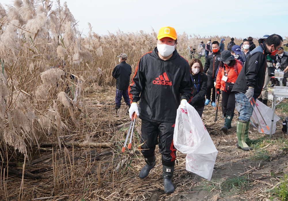 写真：清掃活動中の斉藤区長
