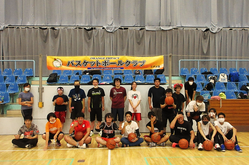 バスケットボール教室参加者の集合写真