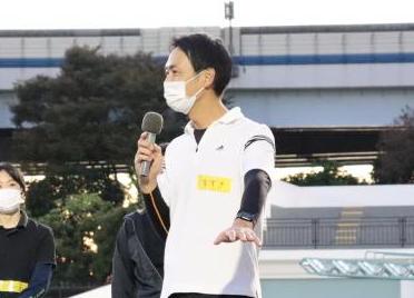 スポーツ教室の参加者にメッセージを伝える理学療法士