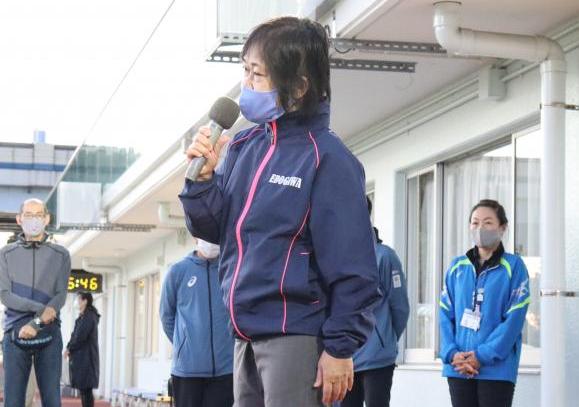 スポーツ教室の参加者にメッセージを伝えるえどがわパラスポアンバサダー