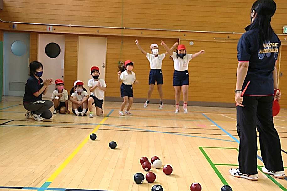 ボッチャをしている小学生
