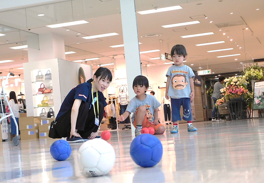 ボッチャを体験する幼児