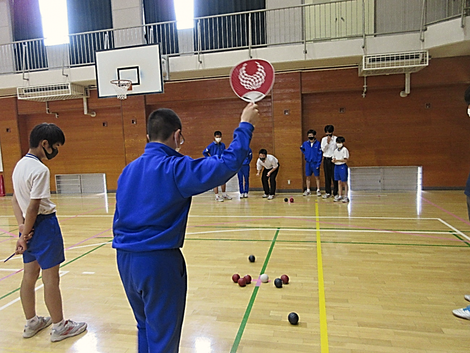 ボッチャをする中学生