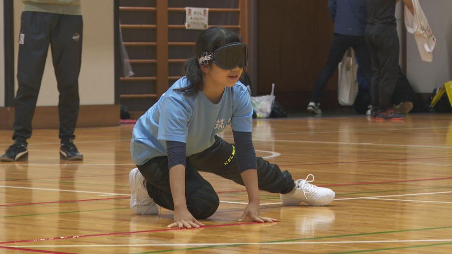 守備につくゴールボール体験者
