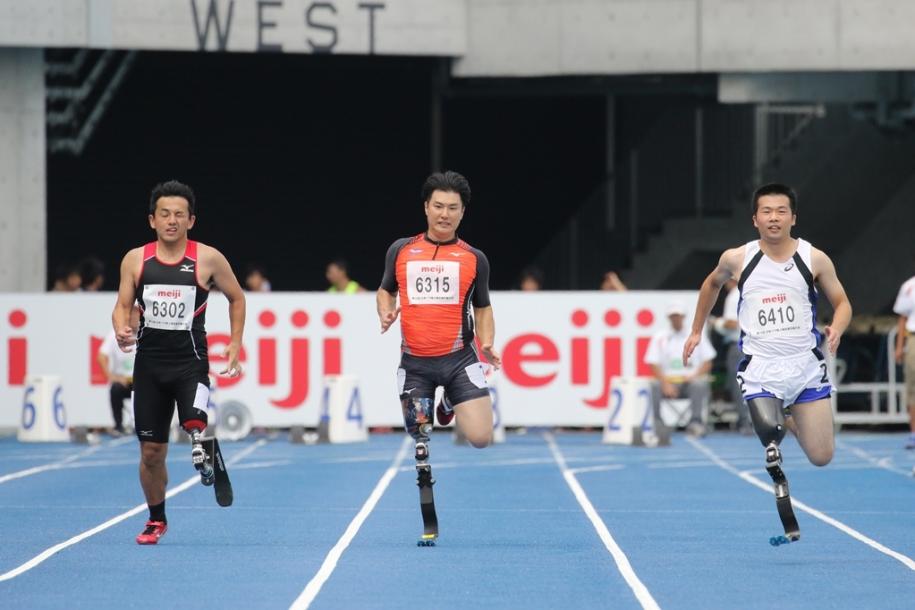 義足で走る選手