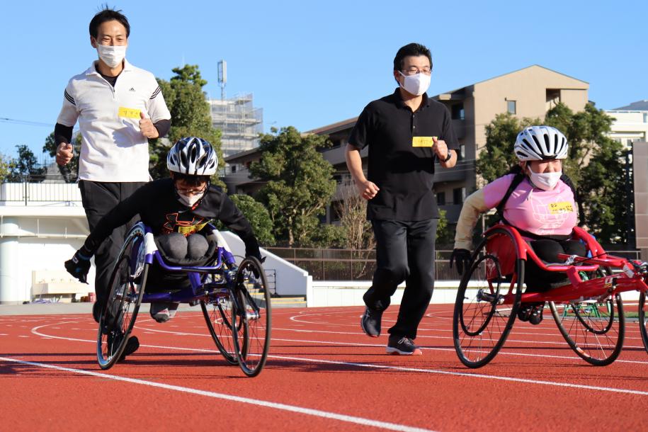 レーサーで走る子どもたち