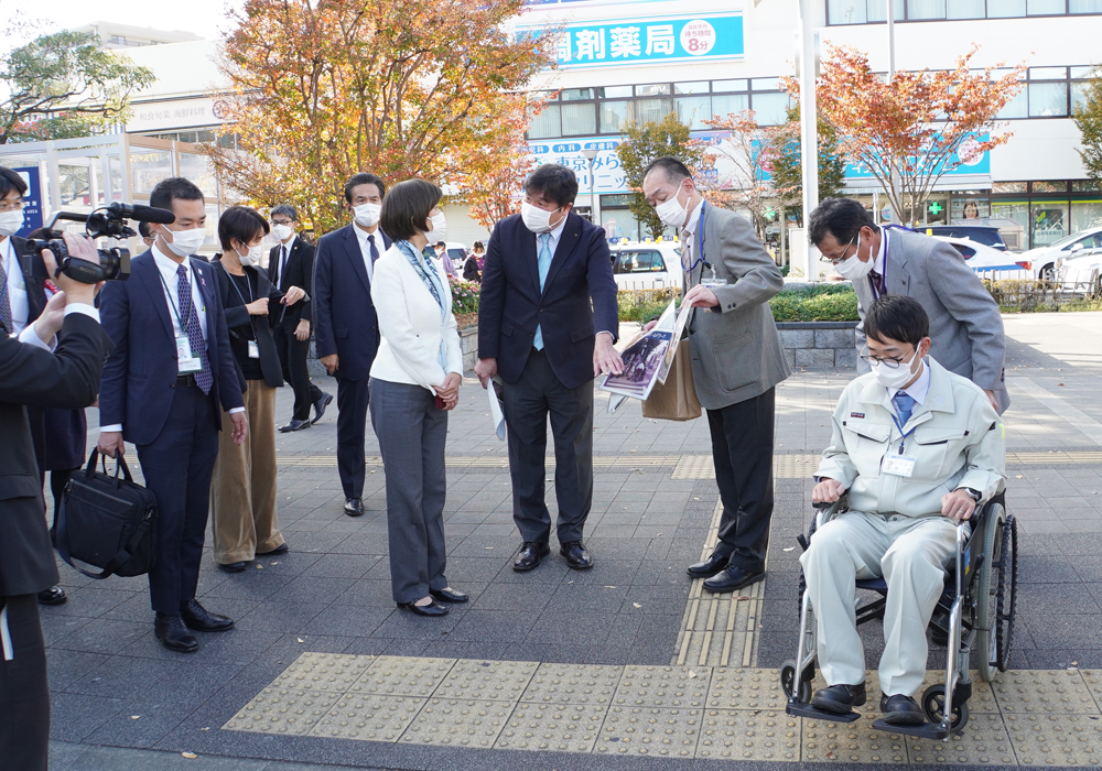 写真：葛西駅前広場の段差ゼロ歩道を視察