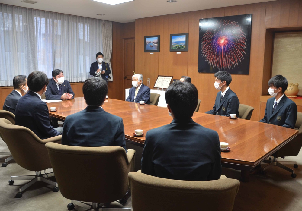 写真：出場報告の様子