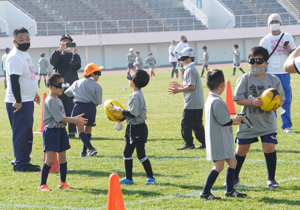 写真：体験会を楽しむ小中学生